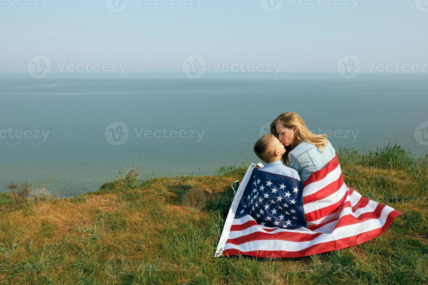 Madre soltera con hijo en el día de la independencia de EE. UU. foto