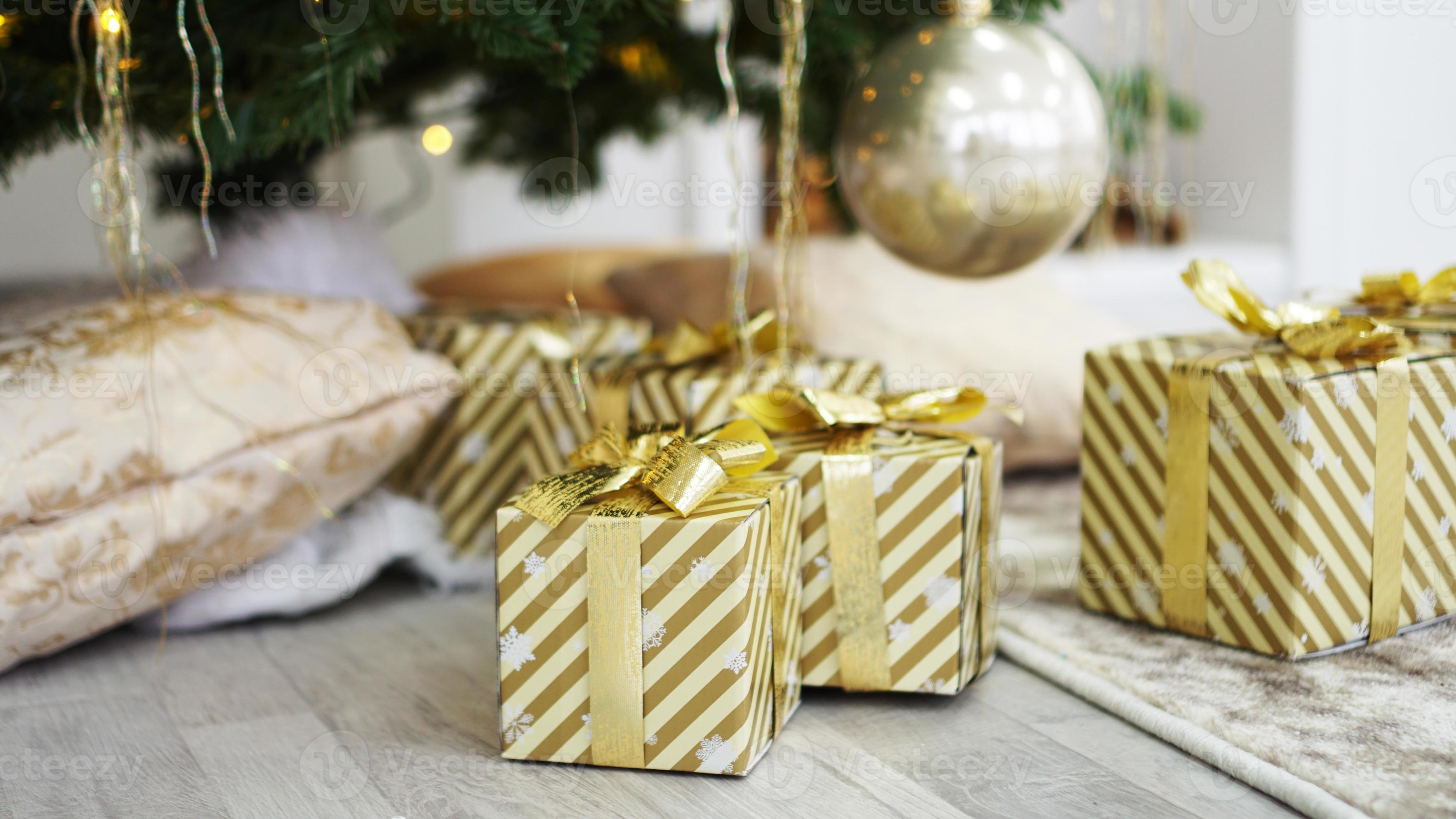 cajas de regalos debajo del árbol de navidad foto