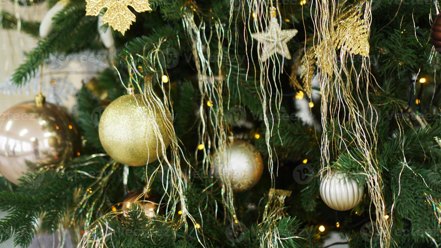 adornos navideños, árbol de navidad, regalos, año nuevo en color dorado. foto
