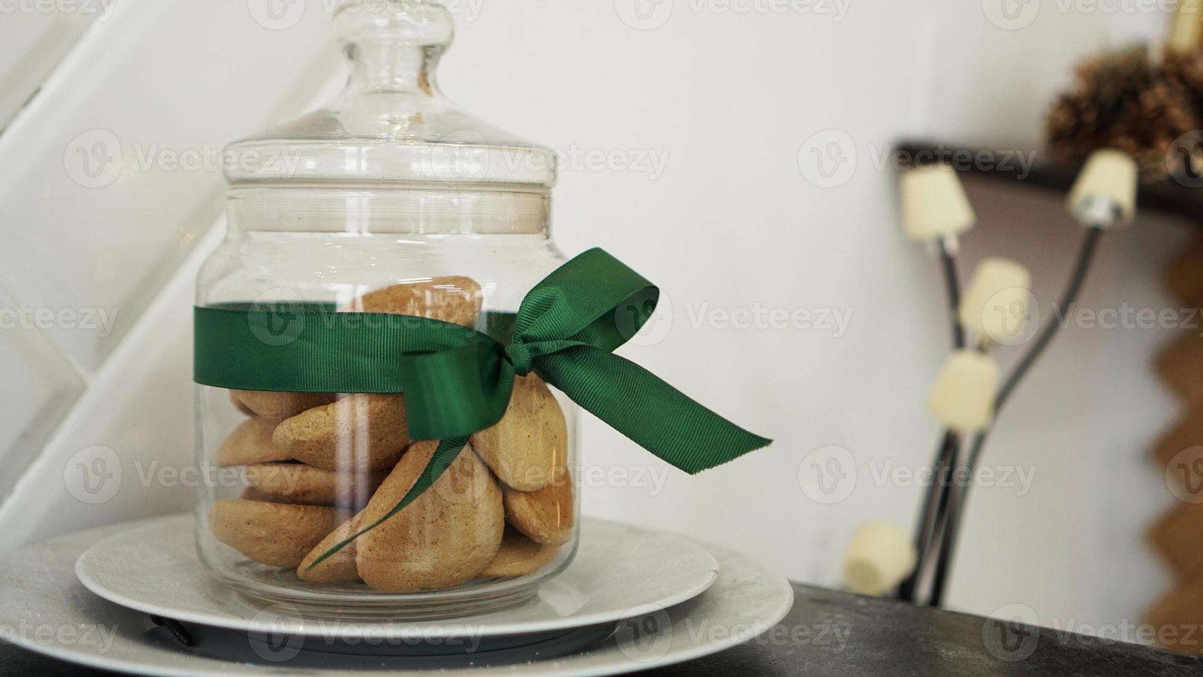 Galletas saludables con frutos secos y nueces en un frasco de vidrio foto