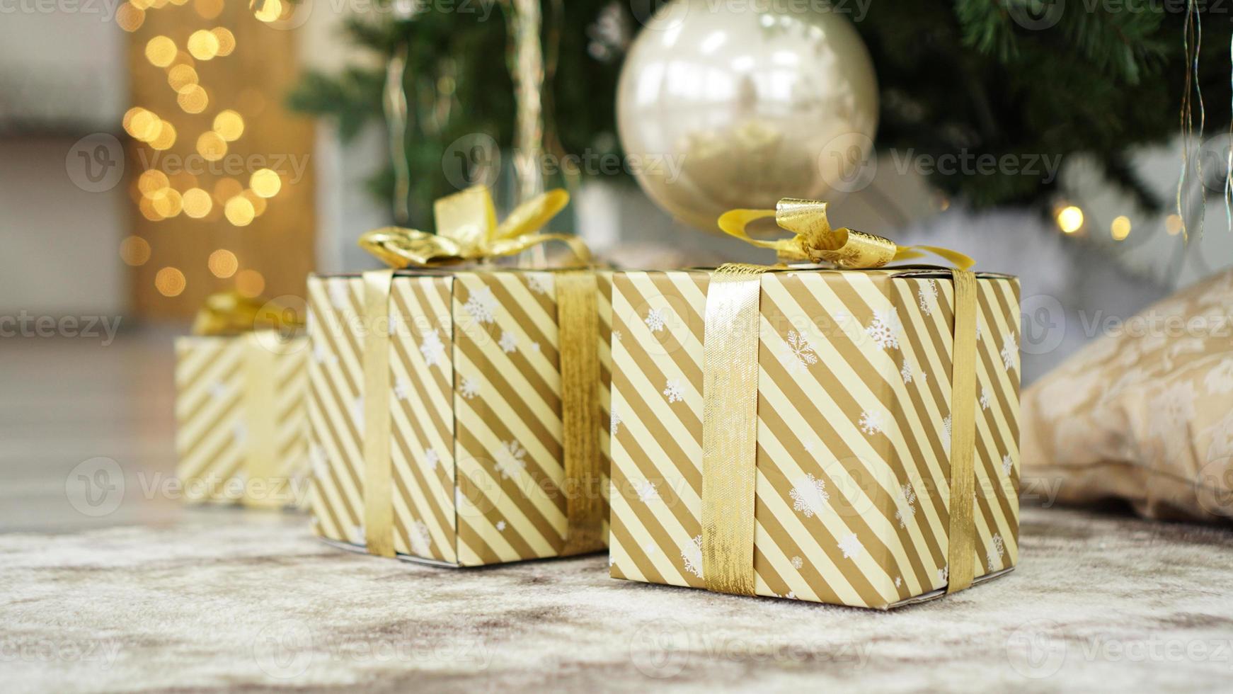 cajas de regalos debajo del árbol de navidad foto