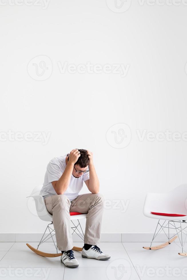 retrato de un hombre cansado, estresado y con dolor de cabeza foto