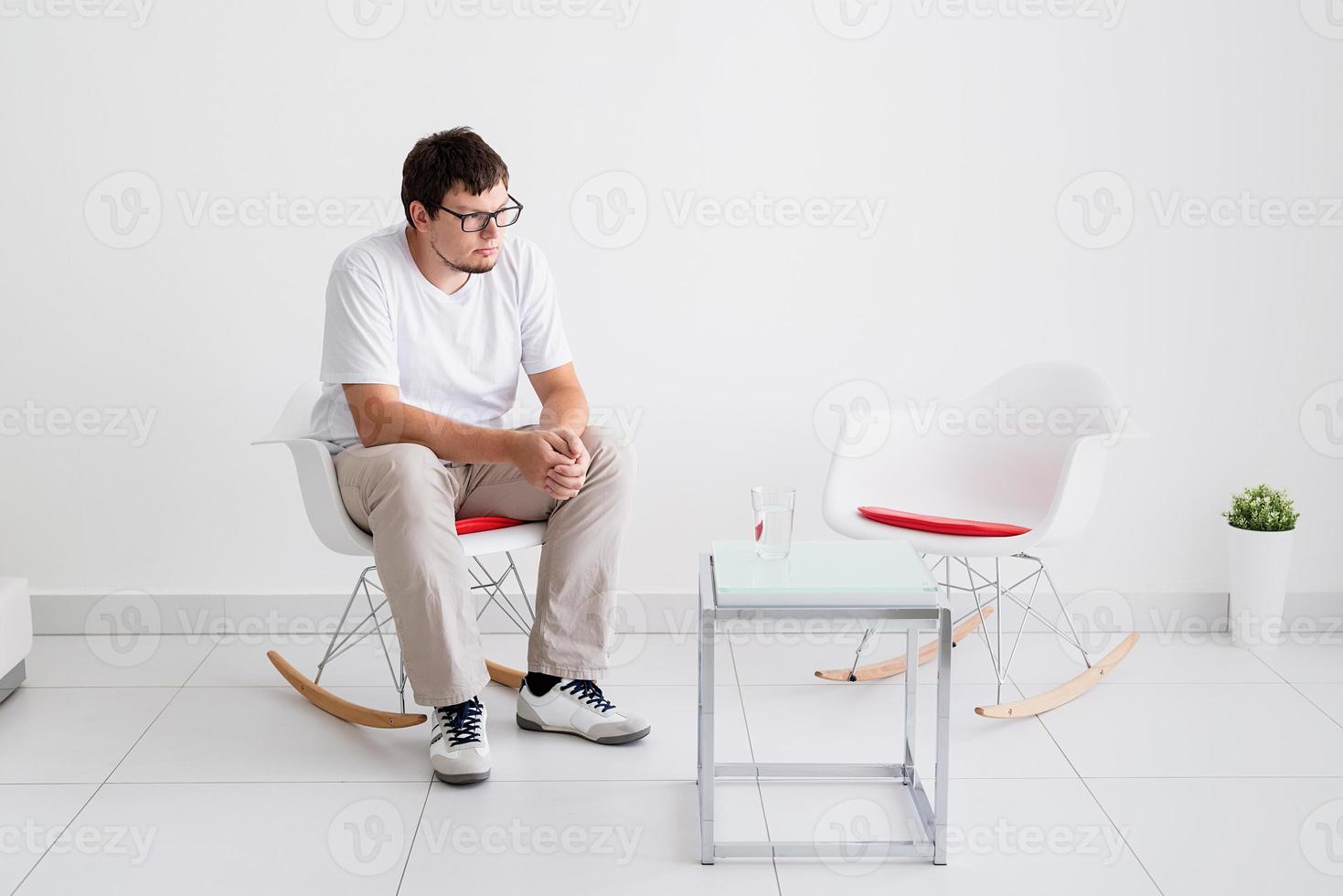 retrato de un hombre cansado, estresado y con dolor de cabeza foto