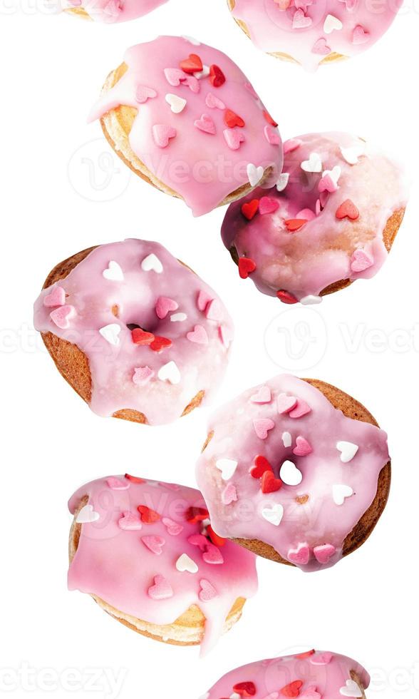 Donuts dulces voladores aislados sobre fondo blanco. foto