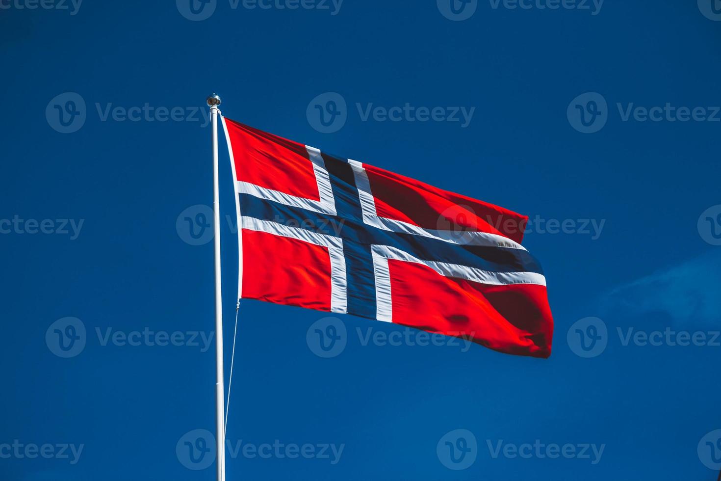 bandera noruega contra el cielo azul foto