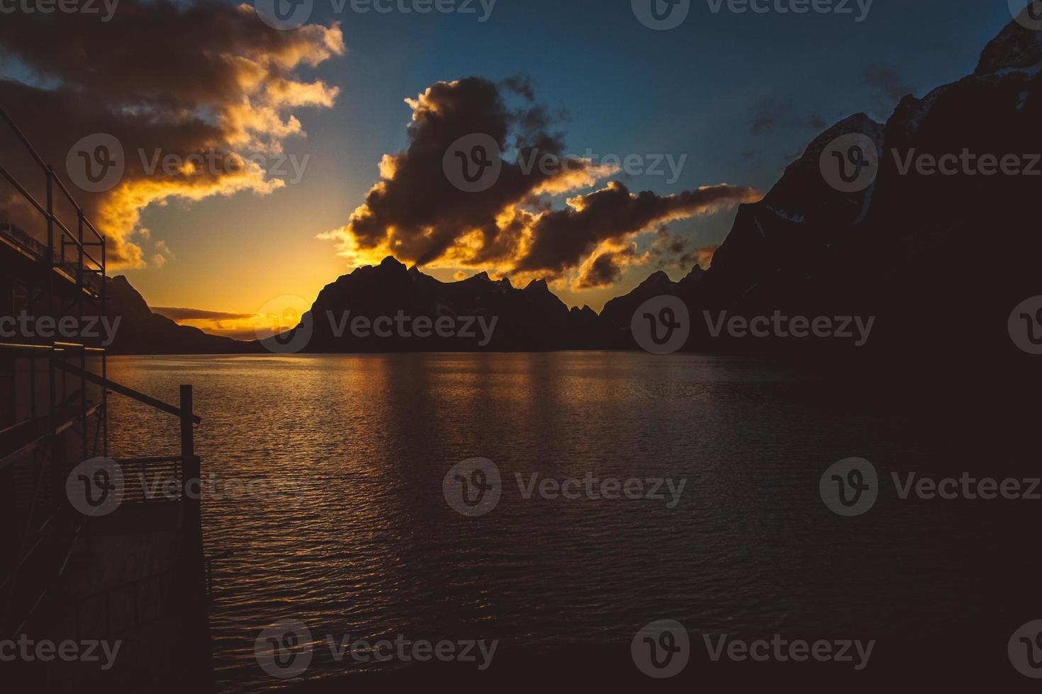 puesta de sol sobre las montañas junto al mar. silueta de las montañas foto