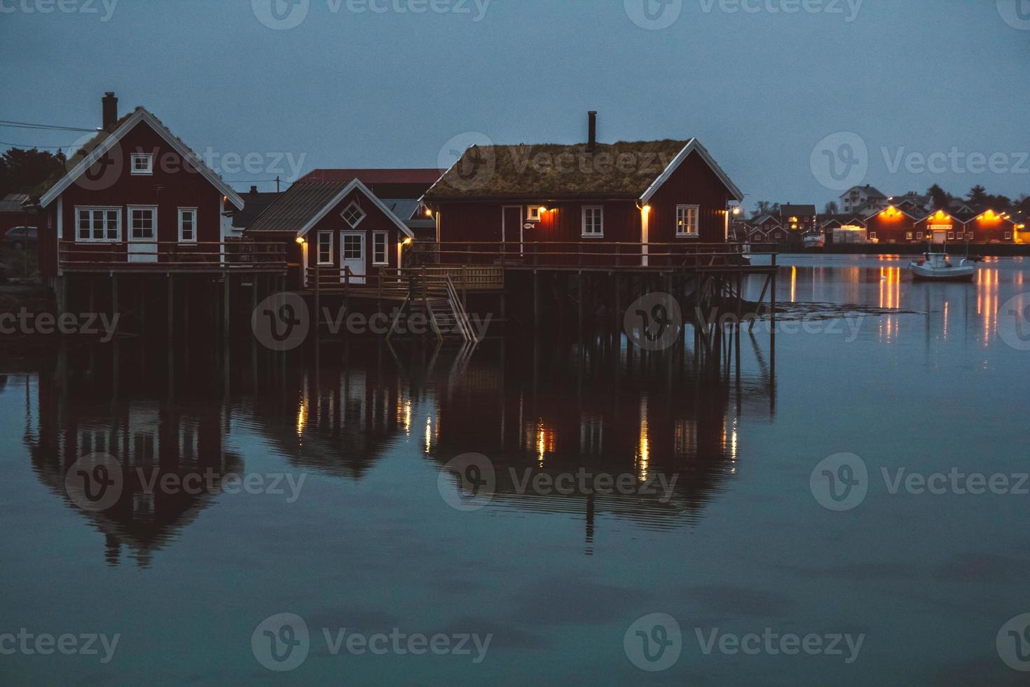 noruega rorbu casas y montañas rocas sobre fiordo foto