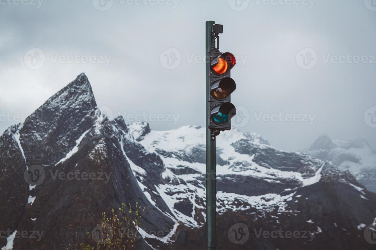 semáforo con rojo encendido en el fondo de las montañas foto