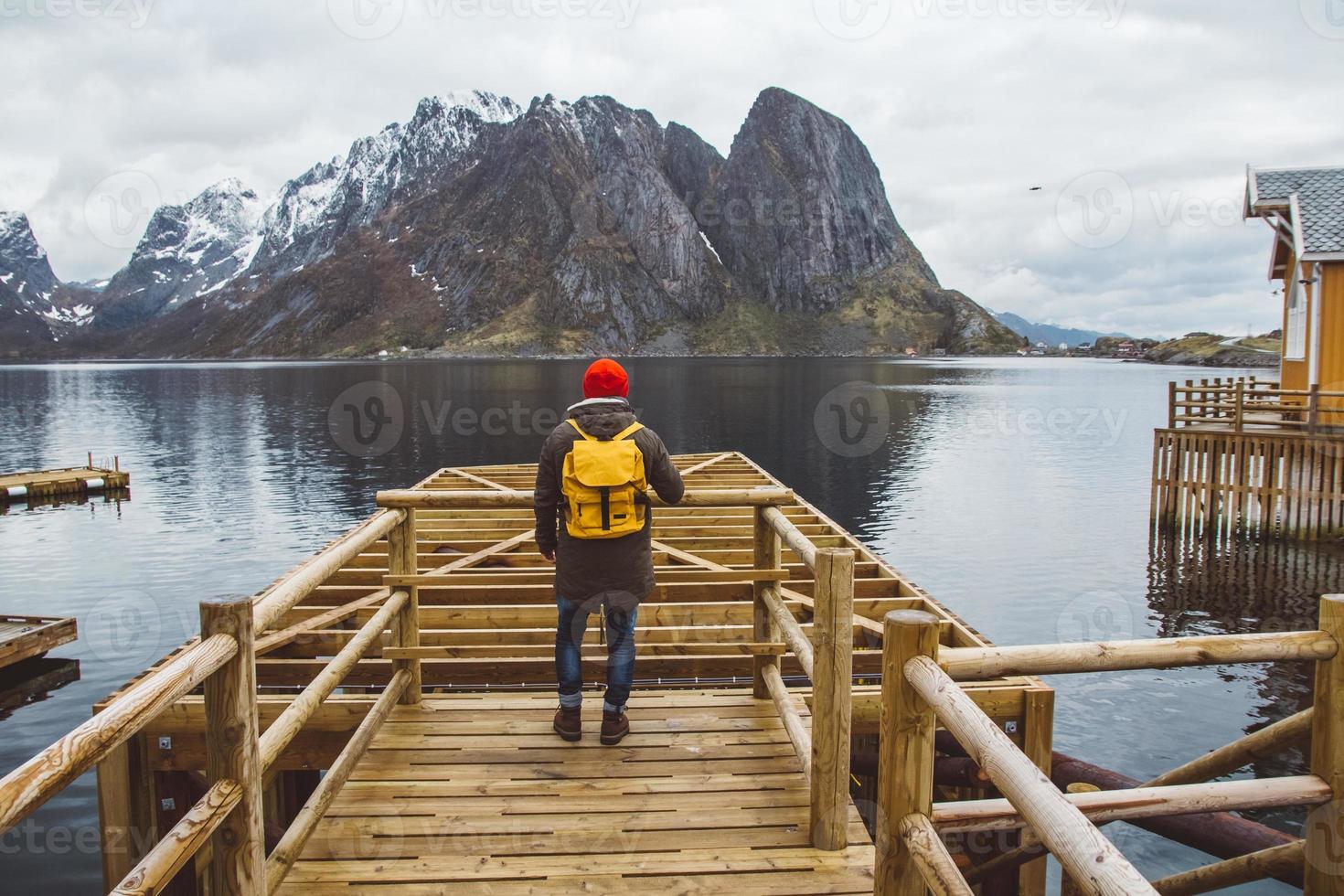 viajero, hombre de pie, en, plano de fondo, de, montaña, y, lago, muelle de madera foto