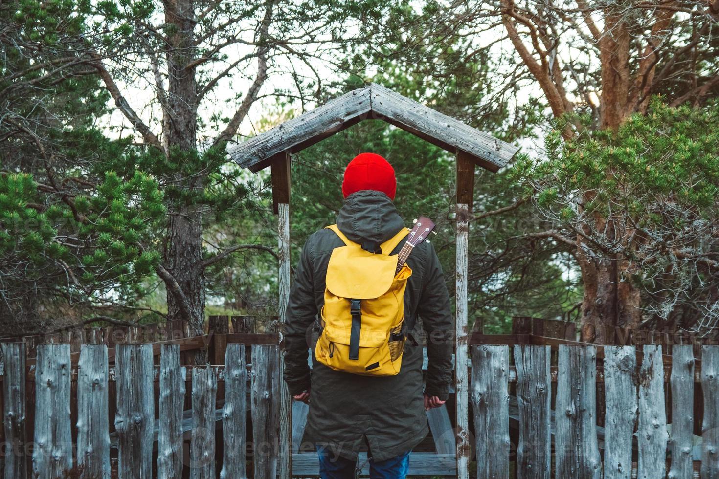 hombre caminando por un sendero foto