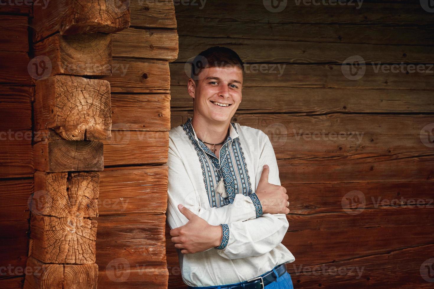 hombre en una camisa bordada foto