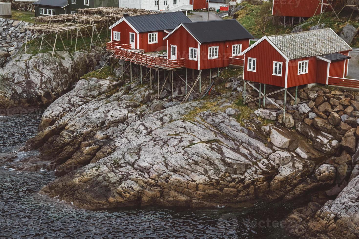 noruega rorbu casas y montañas foto