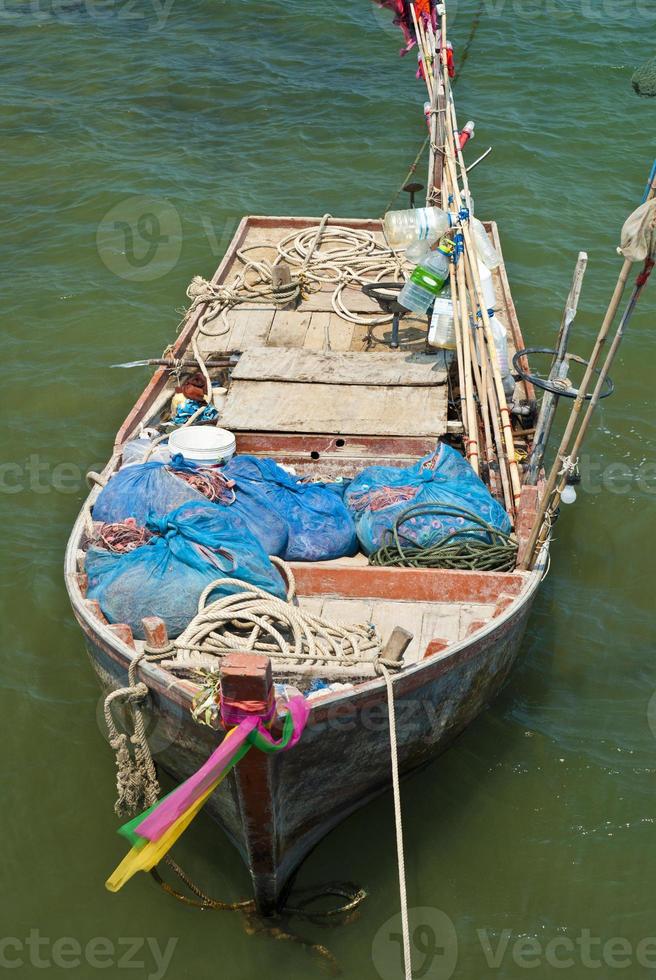 Viejo barco de pesca de madera en el mar foto