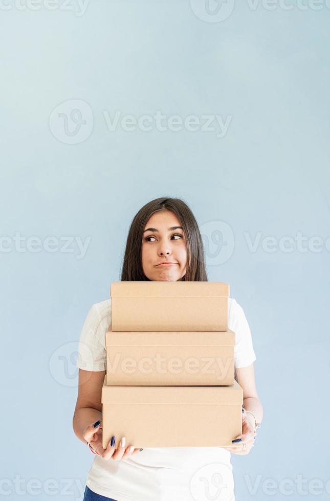 hermosa mujer sonriente sosteniendo cajas en blanco foto