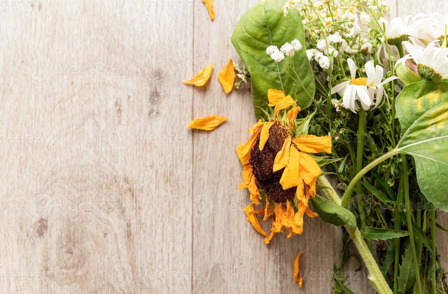 un ramo de flores marchitas en el suelo foto