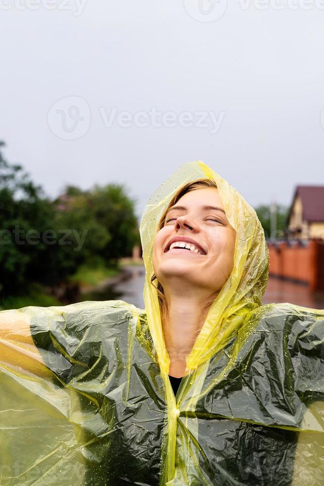 hermosa mujer caucásica feliz disfrutando de la lluvia foto