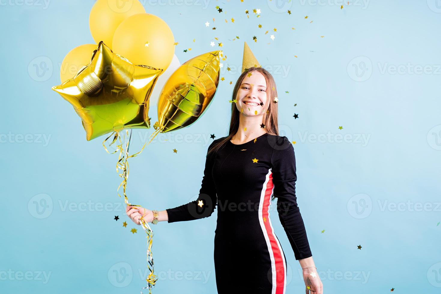 niña adolescente, llevando, soplar confeti foto