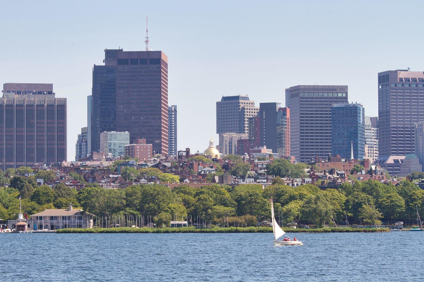 río charles y horizonte de boston foto