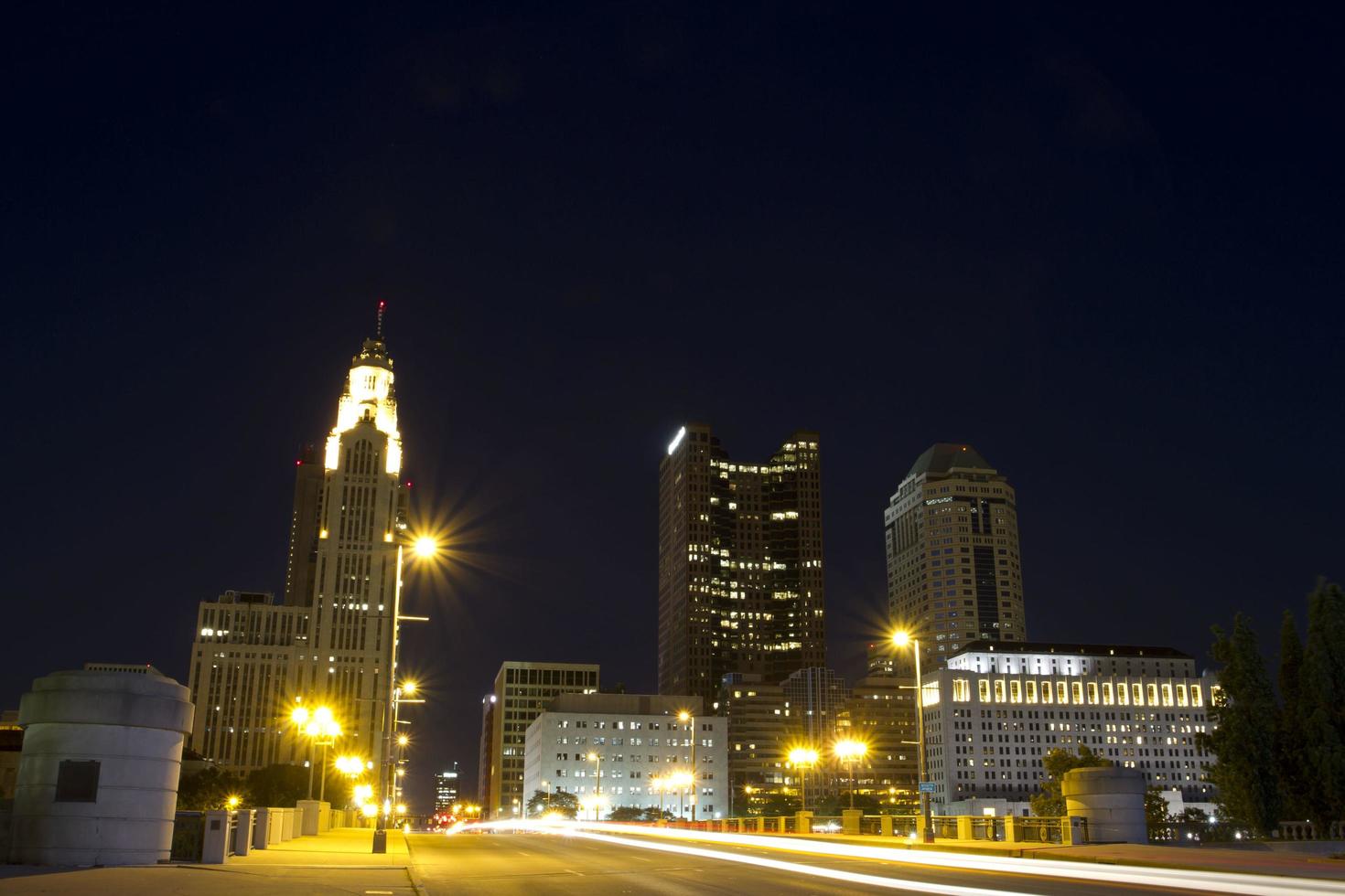 vista nocturna del centro de la ciudad de columbus ohio foto
