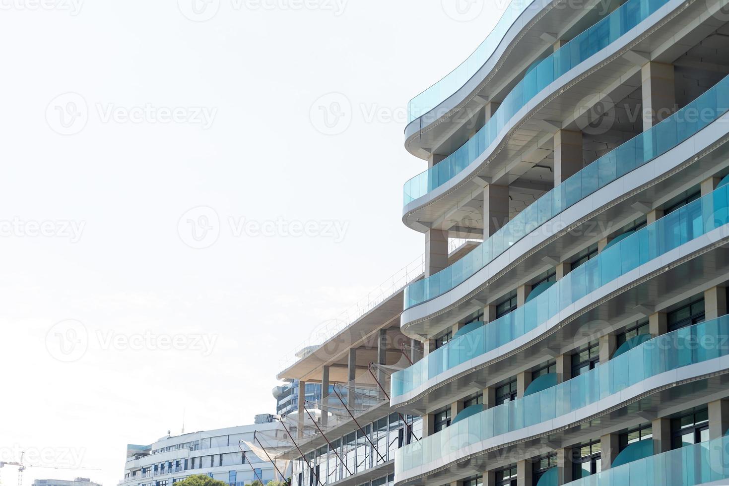 el moderno edificio de apartamentos foto