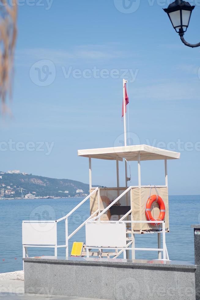 torre de salvavidas en la playa foto