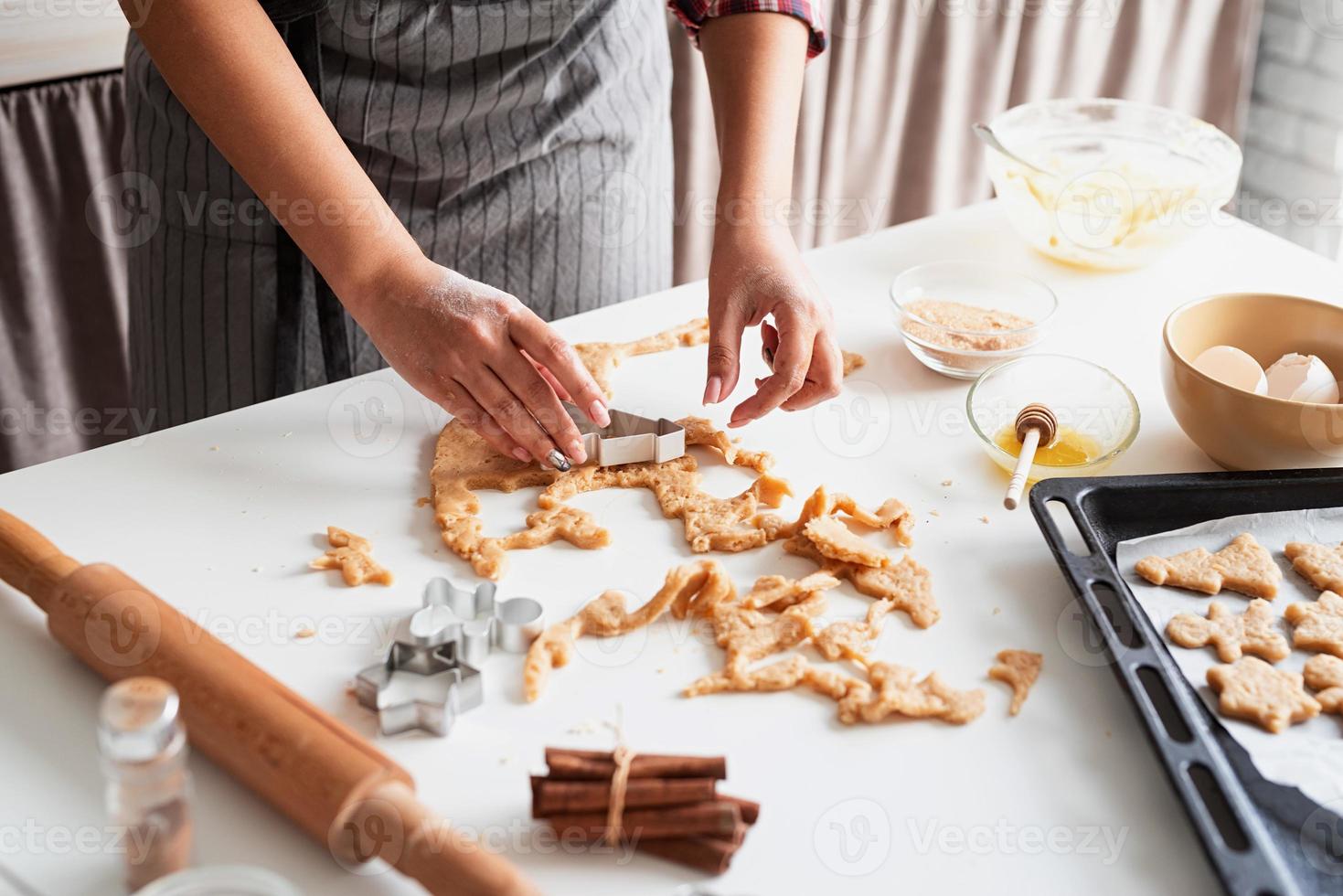 manos de mujer, hornear, galletas, en la cocina foto