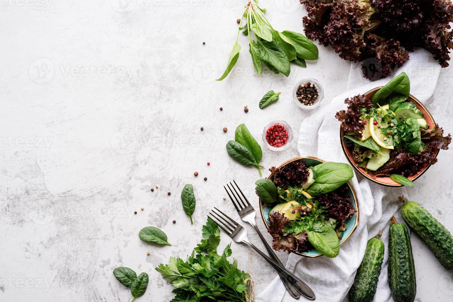 ensalada de espinacas, lechuga roja, pepinos y verdor foto