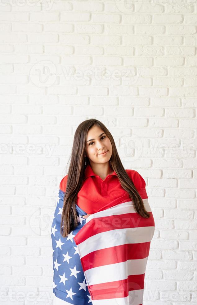 hermosa mujer joven con bandera americana foto