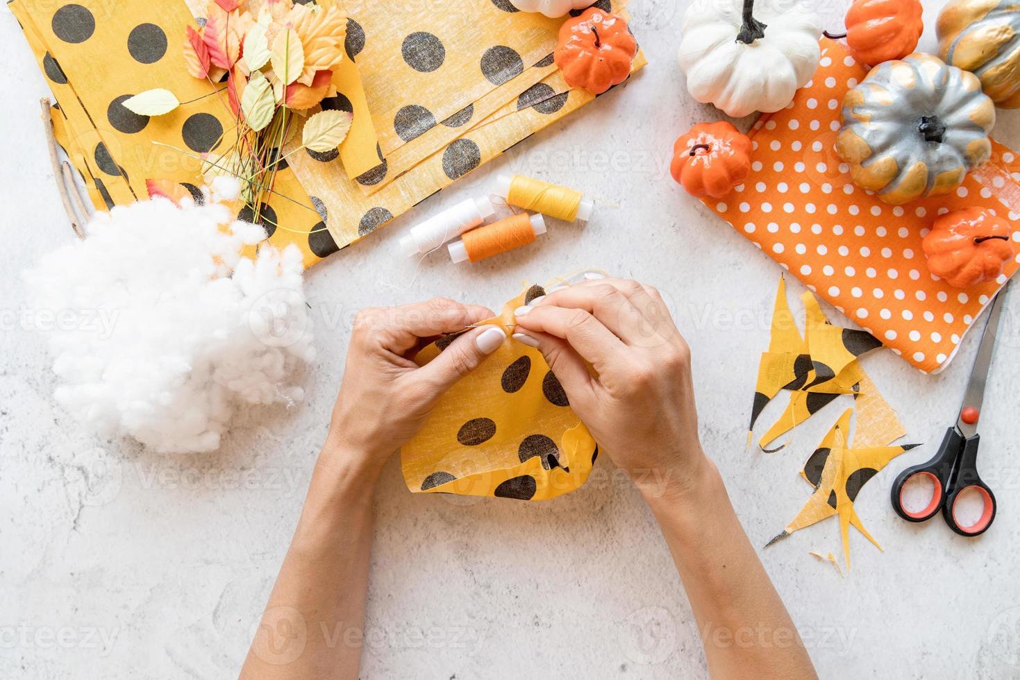 Hacer calabaza de bricolaje textil de halloween foto