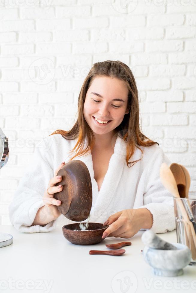 Mujer vistiendo albornoces haciendo procedimientos de spa con cosmética natural foto