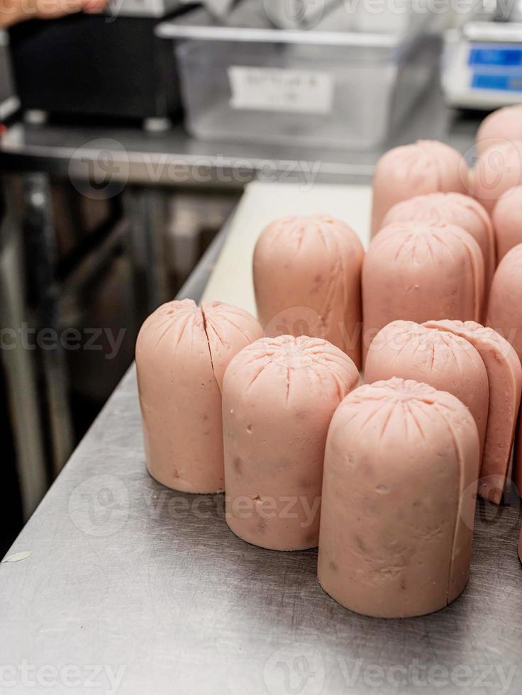 trozos de salchicha listos para ser triturados en la máquina foto