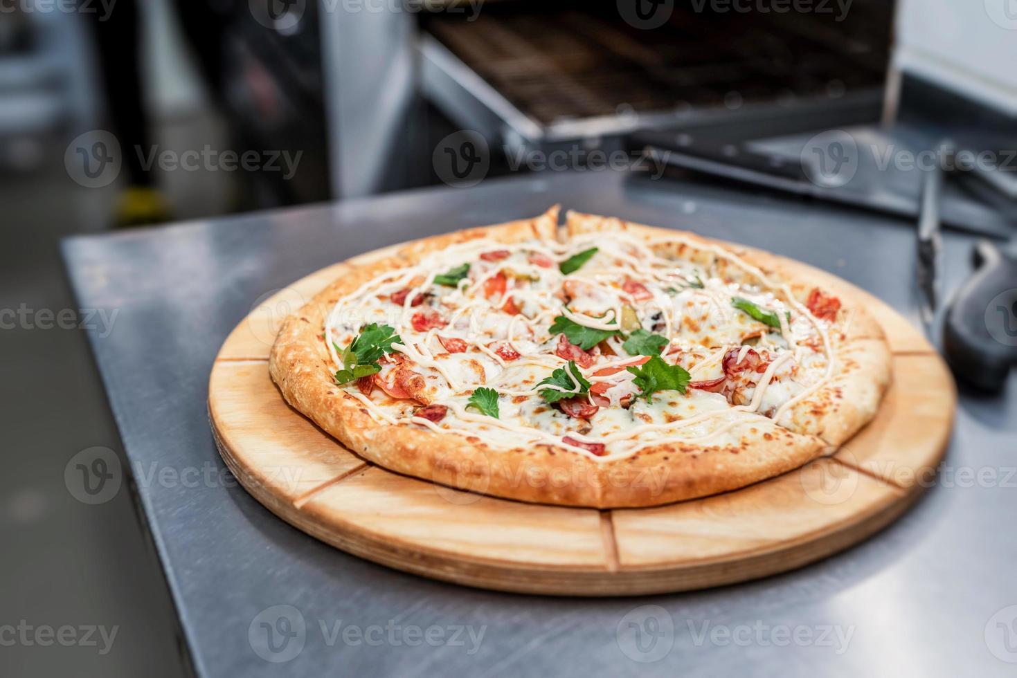 pizza recién hecha en el escritorio de la cocina del restaurante foto