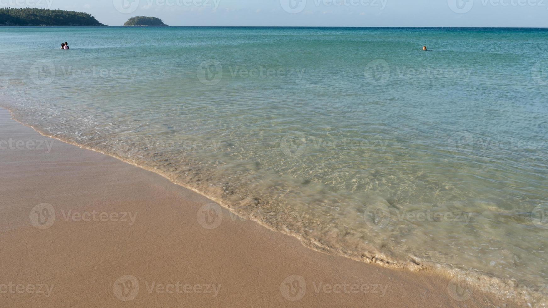 mar de verano en un día soleado agua clara en la paradisíaca isla de phuket. foto