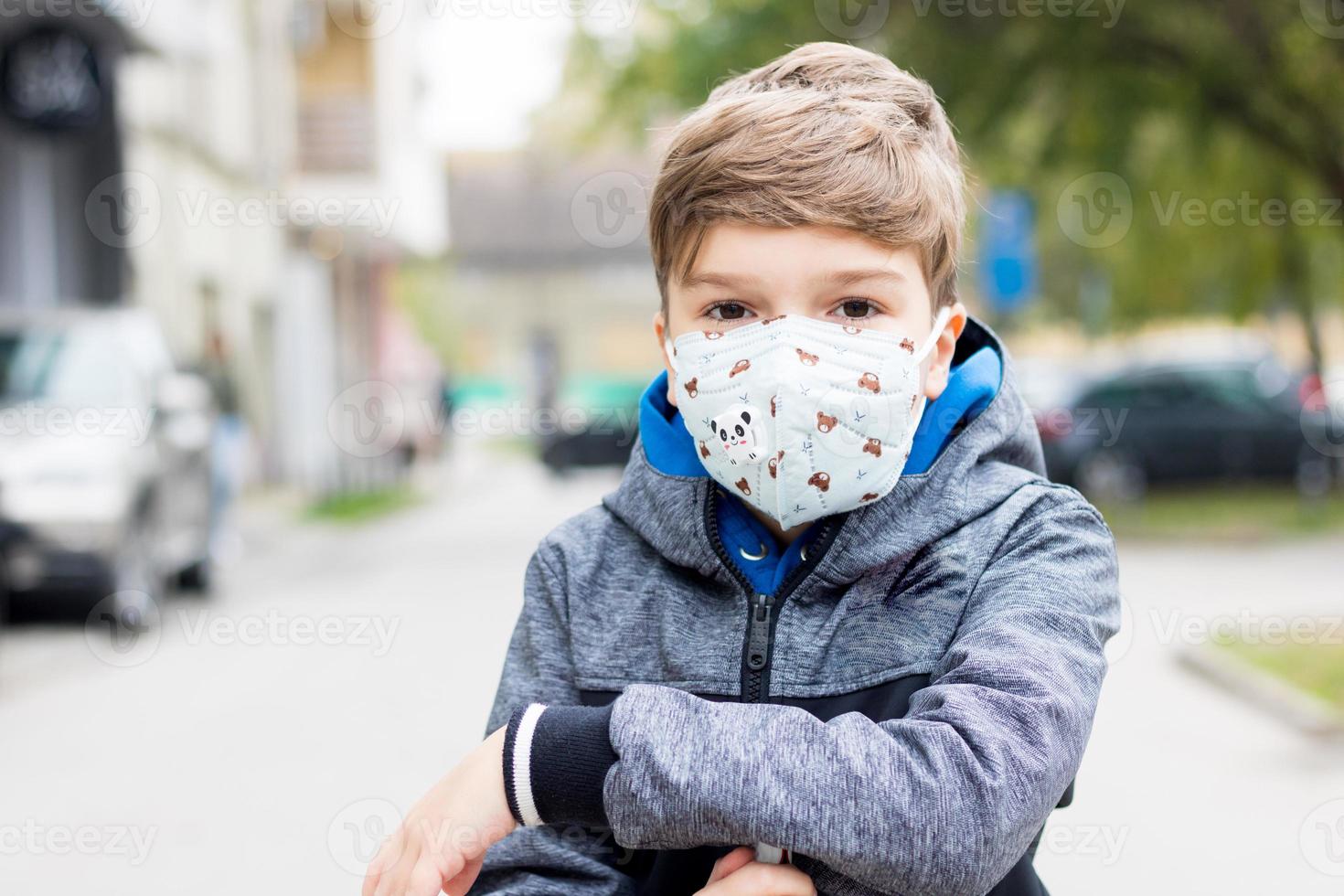 niño con mascarilla protectora debido a la pandemia de coronavirus. foto