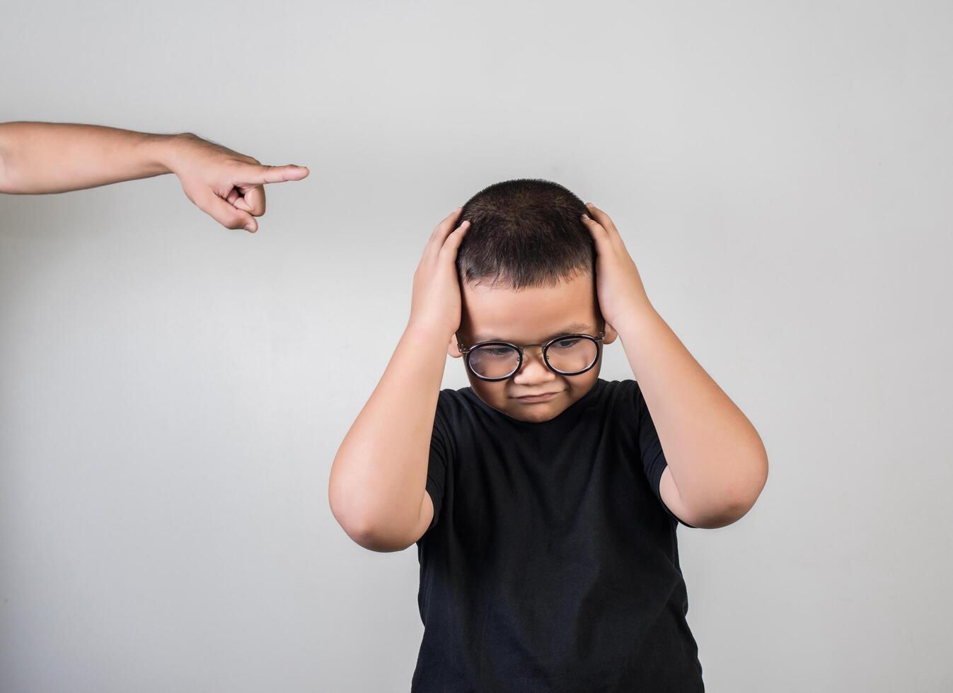 niño se siente triste después de que los padres lo regañen foto