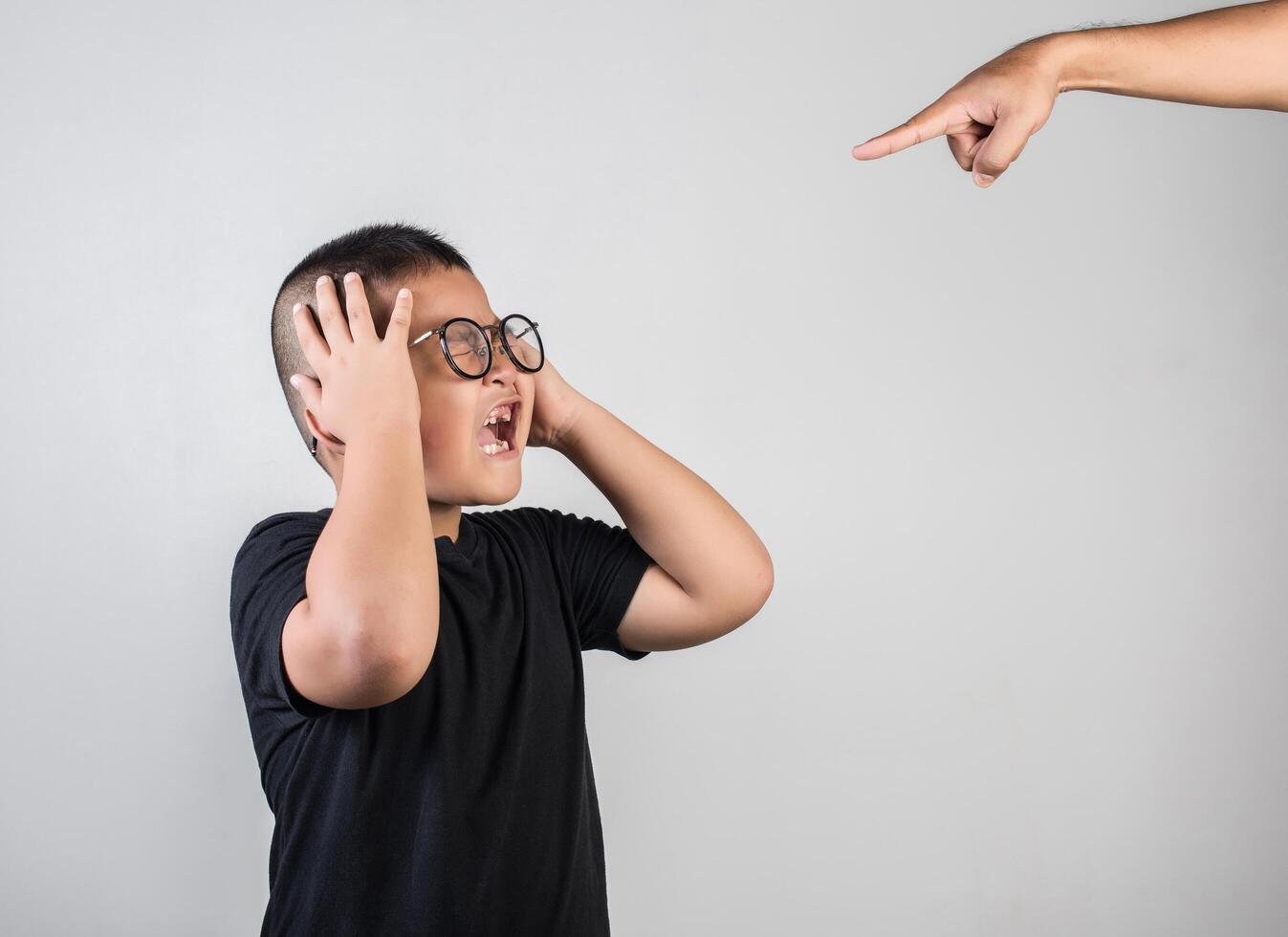 niño se siente triste después de que los padres lo regañen foto