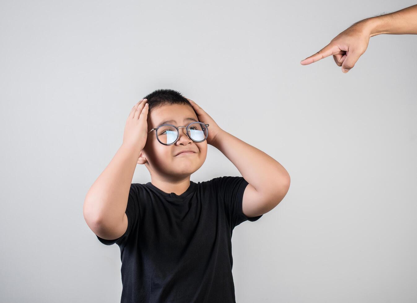 niño se siente triste después de que los padres lo regañen foto