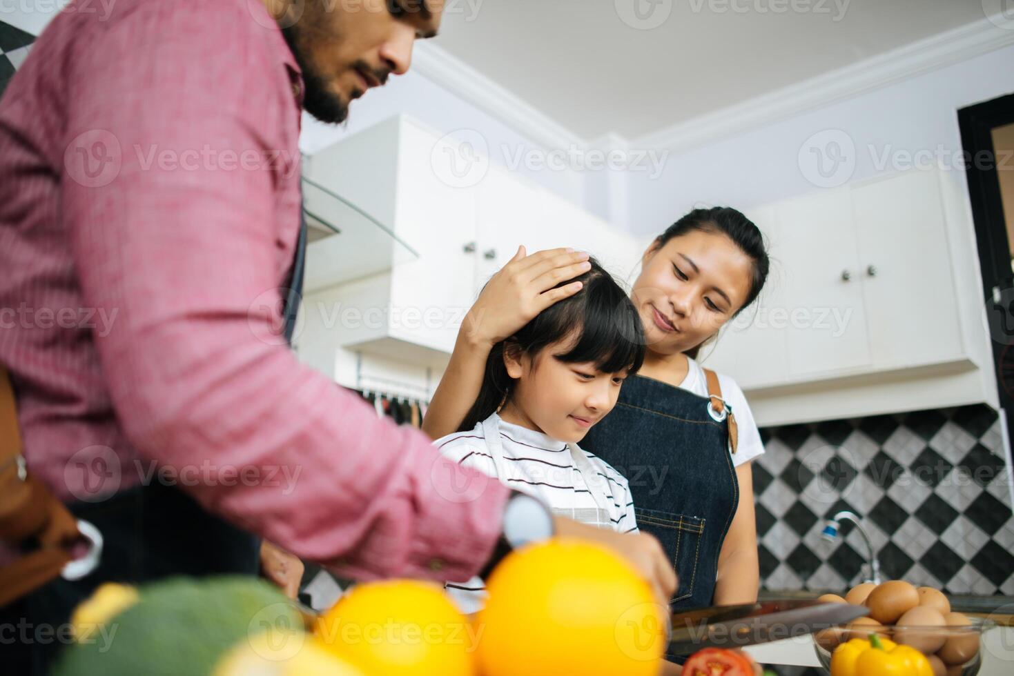 familia feliz ayuda a cocinar juntos en la cocina de casa. foto