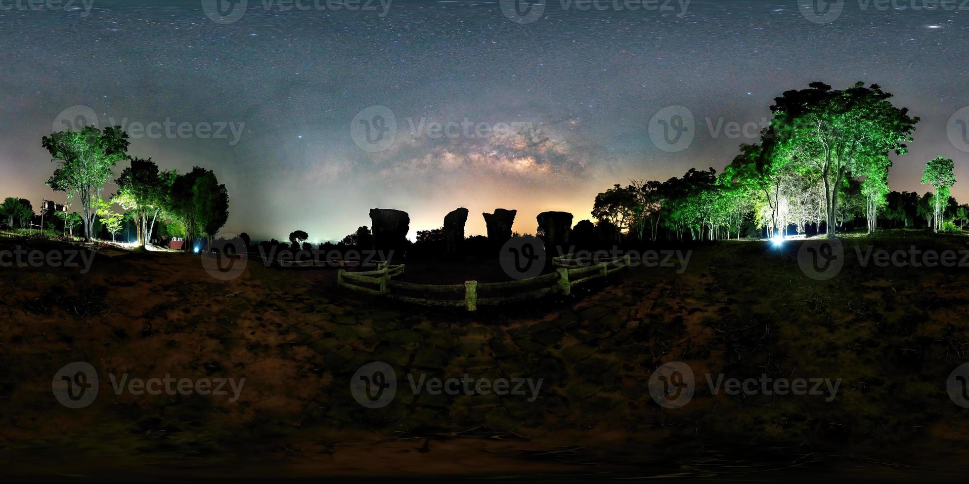 panorama vr360, vía láctea en phu lan kha, chaiyaphum, tailandia foto