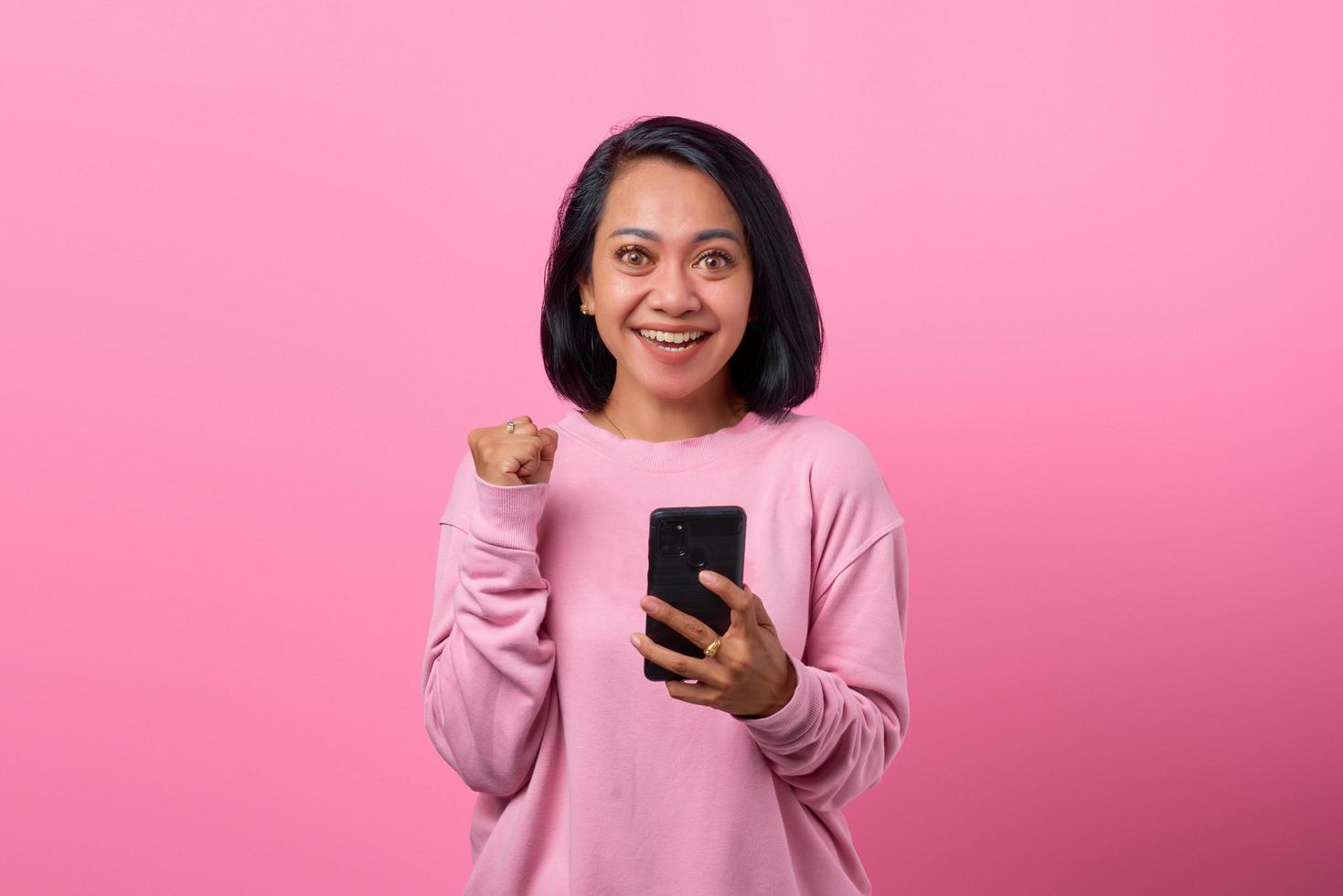 retrato, expresivo, mujer joven, con, smartphone foto