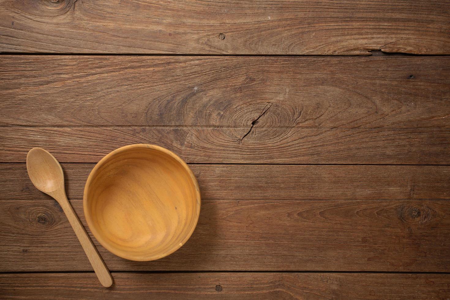 Utensilios de cocina de madera en la vista superior de fondo de textura de mesa de madera vieja oscura foto