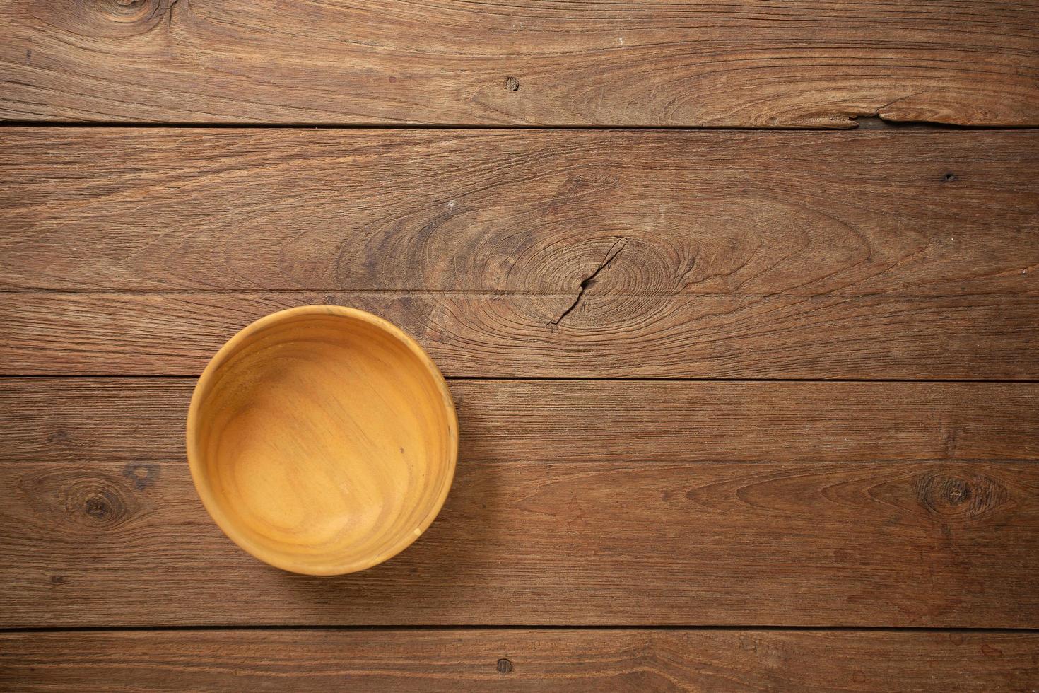 Utensilios de cocina de madera en la vista superior de fondo de textura de mesa de madera vieja oscura foto