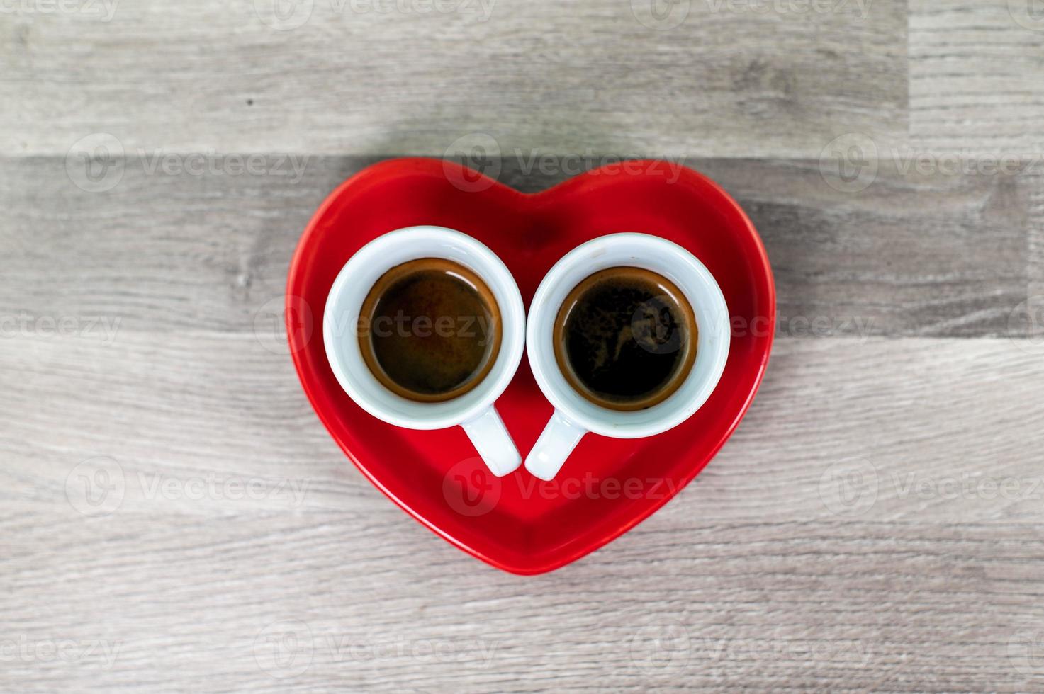 platillo de corazón de san valentín con taza de café foto