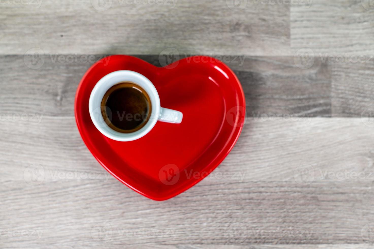 platillo de corazón de san valentín con taza de café foto