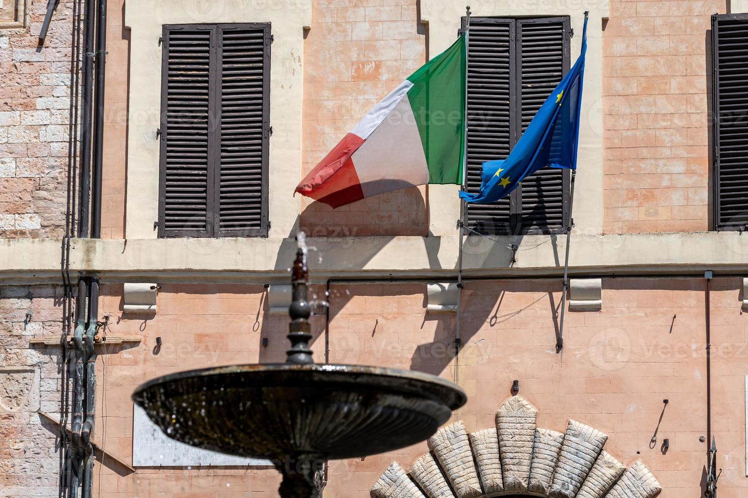 Ayuntamiento de Spoleto con banderas foto