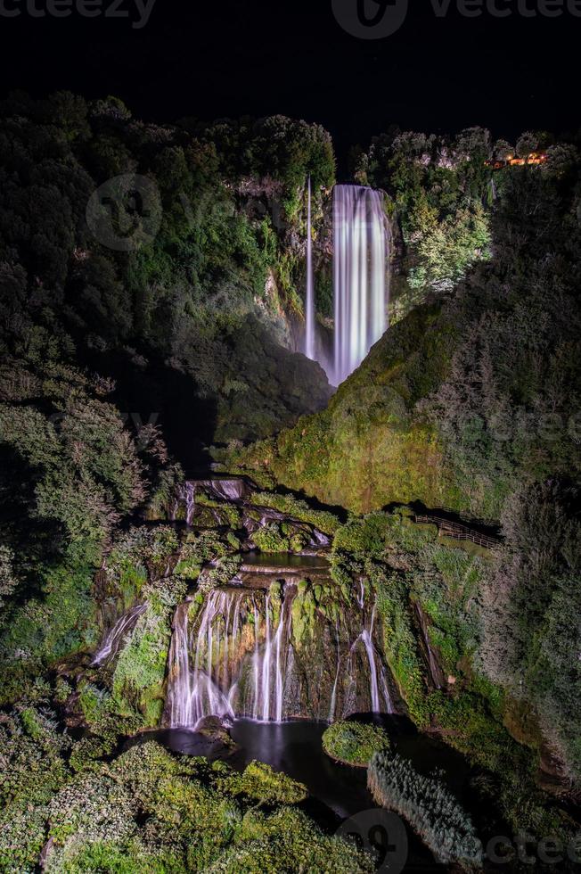 Marmore cae de noche foto