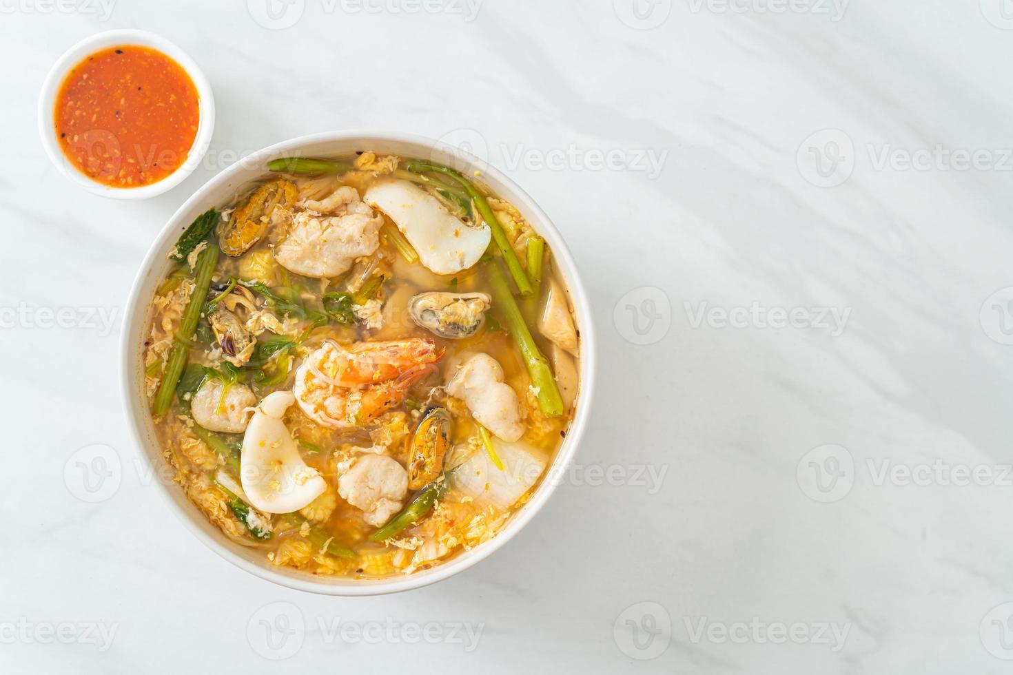 sopa sukiyaki con tazón de mariscos foto