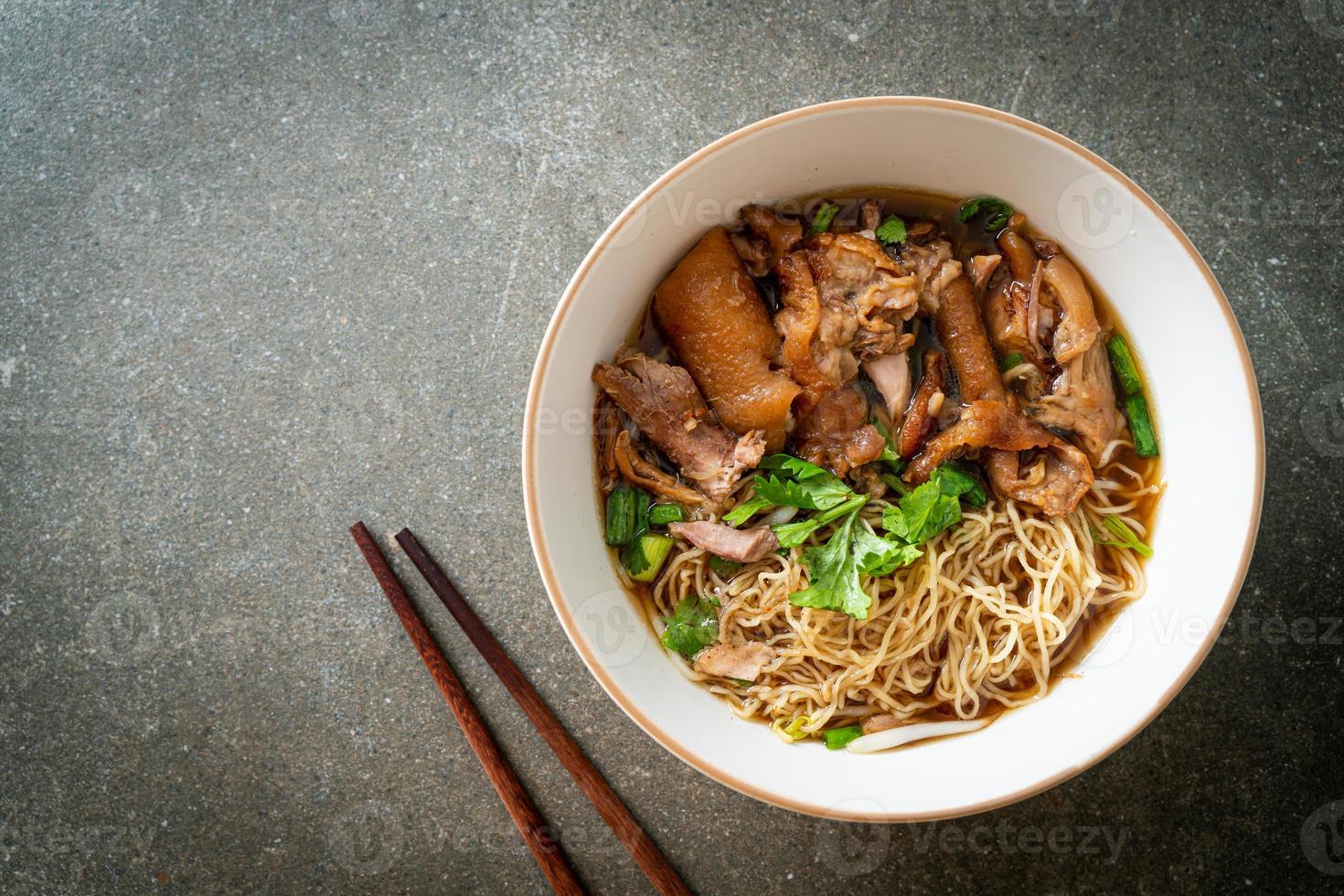 fideos de pierna de cerdo guisados en sopa marrón foto