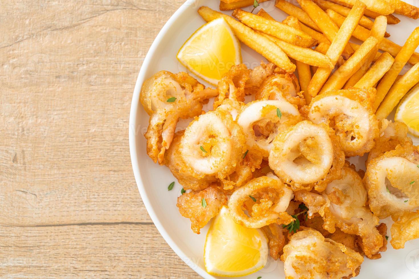 plato de calamares y patatas fritas foto