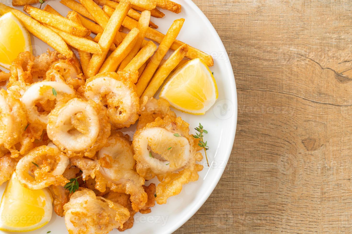 plato de calamares y patatas fritas foto